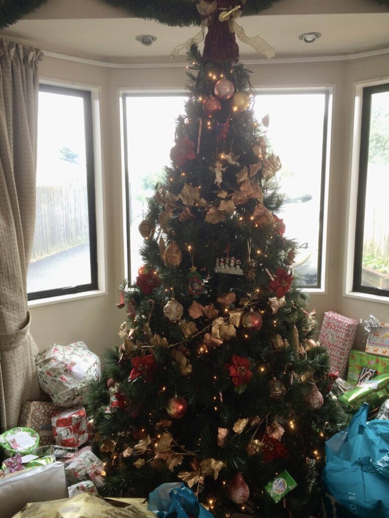大きなクリスマスツリーと周りに置かれたプレゼントの写真
