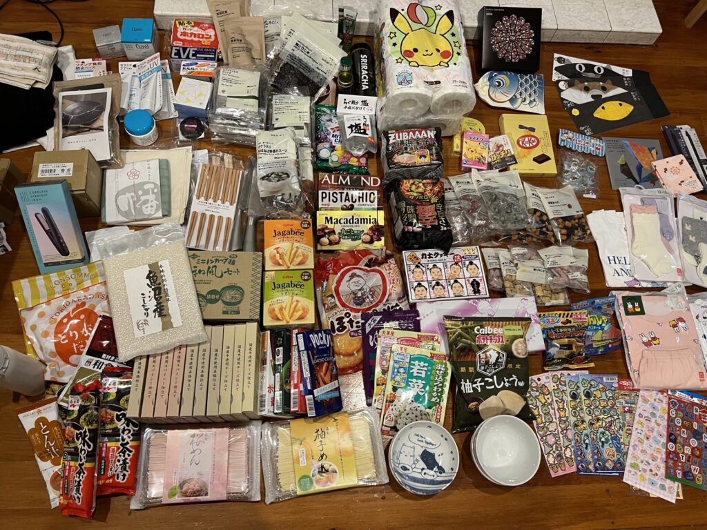 日本からのお土産の一部
食料品や日用雑貨、衣類など